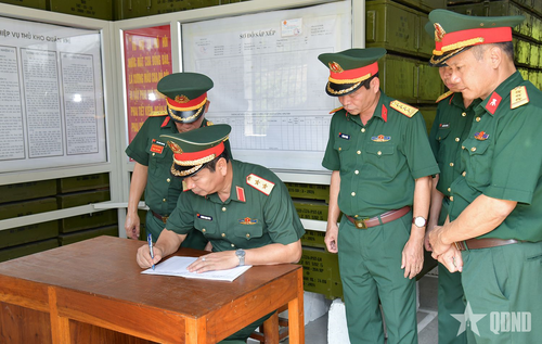  Trung tướng Trương Mạnh Dũng, Tư lệnh Quân khu 1 viết nhật ký kiểm tra tại Kho K15. 