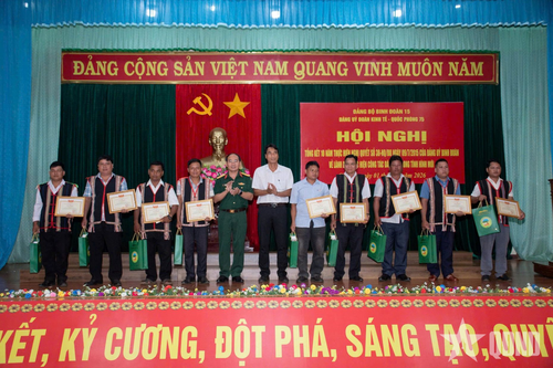 Lãnh đạo Binh đoàn 15 và Đoàn KT-QP 75 trao thưởng, tặng quà cho các tập thể, cá nhân tiêu biểu.