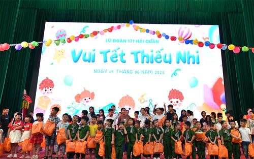 Chương trình vui Tết thiếu nhi, các cháu được tham gia giao lưu văn nghệ, đố vui có thưởng, tặng quà. 