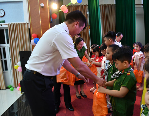  Trao quà cho các cháu thiếu nhi.
