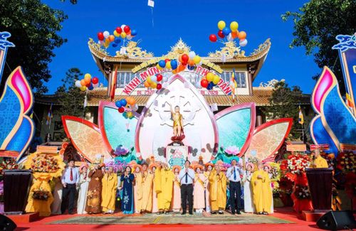 Lãnh đạo thành phố Đà Nẵng cùng đông đảo tăng ni, Phật tử thực hiện nghi thức thả bóng bay cầu nguyện quốc thái dân an.