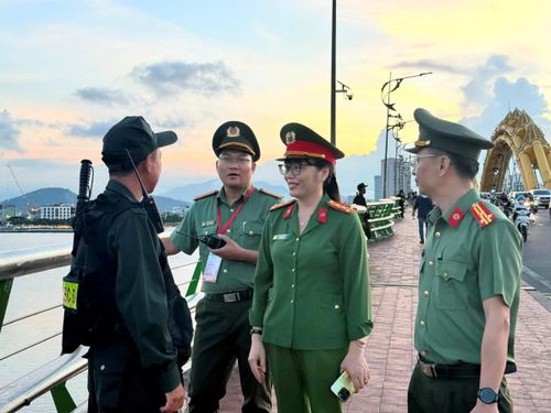 Đại tá Võ Thị Trinh - Phó Giám đốc Công an TP kiểm tra, động viên cán bộ chiến sĩ làm nhiệm vụ tại khu vực cầu Rồng trước giờ diễn ra đêm khai mạc.