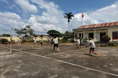 Phạm nhân Trại tạm giam số 2, Công an tỉnh Lâm Đồng tham gia hoạt động thể thao.