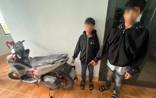 Hai đối tượng V. và Kh. bị bắt giữ cùng tang vật vụ án.