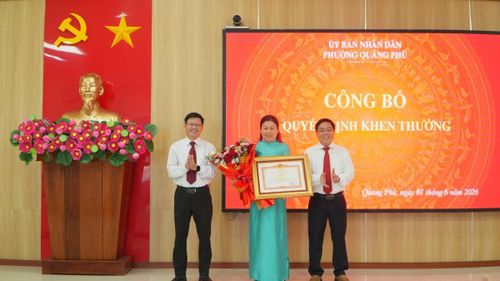 Lãnh đạo phường Quảng Phú trao Bằng khen của Thủ tướng Chính phủ cho bà Huỳnh Thị Ái Nguyệt.