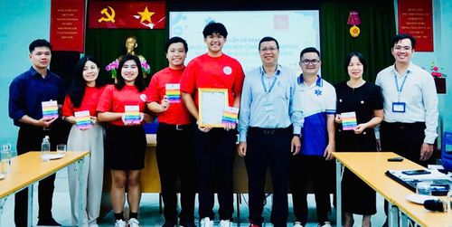 Trung tâm Cấp cứu 115 TPHCM trao Thư cảm ơn cho em Đoàn Đào Minh Đức (thứ 4 từ trái qua) và đội ngũ dự án AIDFIRST