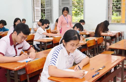 Thí sinh tập trung làm bài thi tại điểm thi Trường THPT Chuyên Lê Hồng Phong, phường Chợ Quán, trong Kỳ thi tuyển sinh vào lớp 10 THPT năm học 2026-2027. ẢNH: HOÀNG HÙNG.