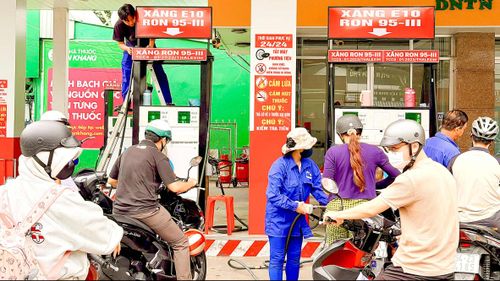 Nhiều khách hàng đến đổ xăng E10 tại Trạm xăng Tổng An Khương, phường Tân Hưng, TPHCM (ẢNH: HOÀNG HÙNG)