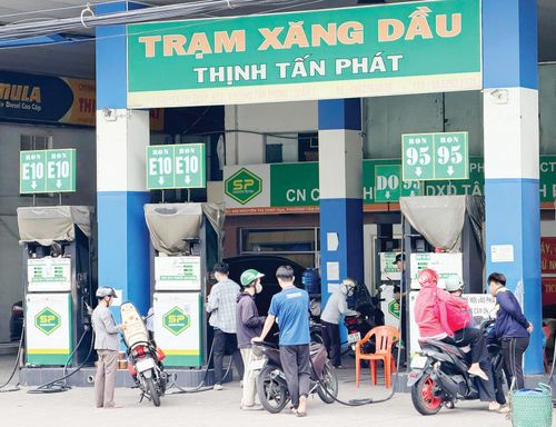 Người dân đổ xăng tại Trạm xăng dầu Thịnh Tấn Phát trên đường Nguyễn Thị Thập, phường Tân Hưng, TPHCM (ẢNH: HOÀNG HÙNG)