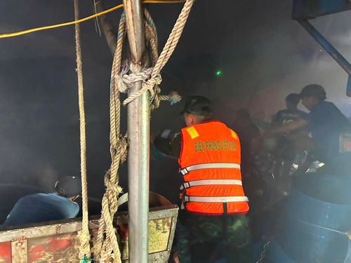  Lực lượng chức năng và ngư dân hỗ trợ dập lửa 