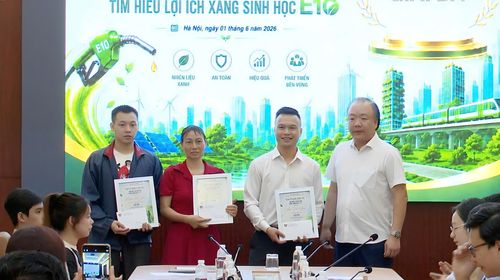  Trao chứng nhận cho các cá nhân được giải nhì và ba. Ảnh: DMS 