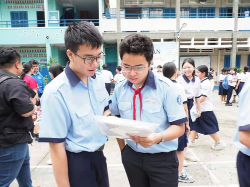  Thí sinh trao đổi sau khi kết thúc giờ làm bài môn Ngữ văn tại điểm thi THCS Lê Lợi. Ảnh: THU TÂM 