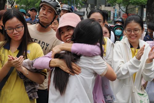  Thí sinh vui mừng trong vòng tay người thân sau khi hoàn thành bài thi môn Ngữ văn tại điểm thi Trường THPT Chuyên Lê Hồng Phong, phường Chợ Quán, trong Kỳ thi tuyển sinh vào lớp 10 THPT năm học 2026-2027. ẢNH: HOÀNG HÙNG. 