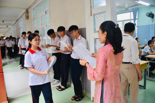 Ngày 1-6, thí sinh tại TPHCM dự thi môn Ngữ Văn và Ngoại ngữ.