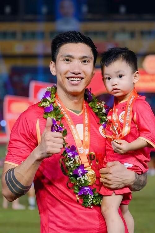 Theo Vietnamnet, trở lại sân cỏ sau quãng thời gian dài vắng mặt vì chấn thương, Văn Hậu không giấu được niềm hạnh phúc khi cùng CAHN nâng cúp vô địch. Trên trang cá nhân, anh viết: "Chúng tôi là nhà vô địch V.League 2025-2026".