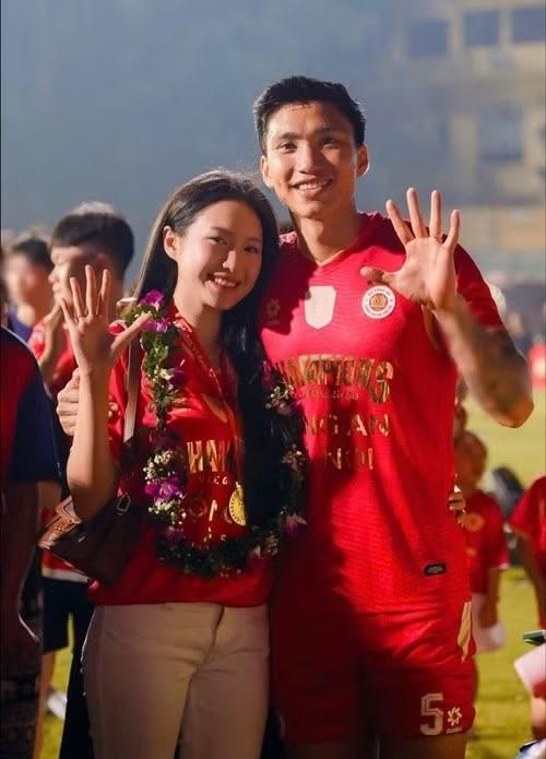 Vợ chồng Đoàn Văn Hậu thoải mái tạo dáng trước ống kính sau lễ trao cúp. Nụ cười rạng rỡ của cả hai thu hút sự chú ý của người hâm mộ.