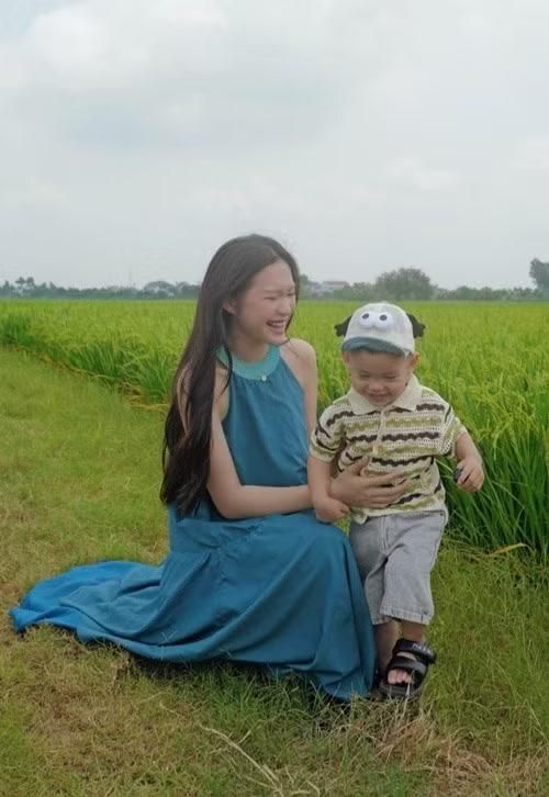 Doãn Hải My và bé Lúa xuất hiện giữa khung cảnh đồng quê yên bình. Những hình ảnh đời thường được Hải My đăng tải thời gian qua nhận nhiều tương tác bởi sự gần gũi, khác với hình ảnh chỉn chu thường thấy khi tham dự các sự kiện.