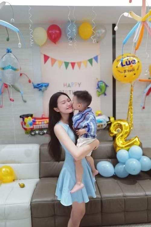 Doãn Hải My và Văn Hậu ngày càng hạnh phúc. Cách đây không lâu, cặp đôi tổ chức sinh nhật tròn 2 tuổi cho con trai. Trên trang cá nhân, Doãn Hải My chia sẻ khoảnh khắc ôm con và nhắn gửi: "Ngày con đến, mọi thứ trong cuộc đời mẹ đều thay đổi theo cách đẹp đẽ nhất".
