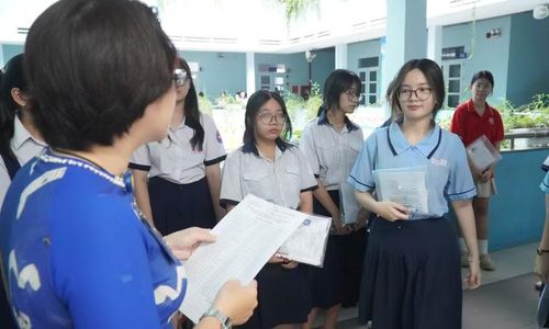 Cán bộ điểm thi Trường THCS Đoàn Thị Điểm gọi tên thí sinh vào phòng thi.