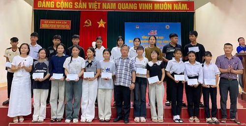 Ông Huỳnh Tấn Châu – Hiệu trưởng Trường THPT chuyên Lương Văn Chánh trao quà cho thí sinh. (Ảnh: Thế Hùng)