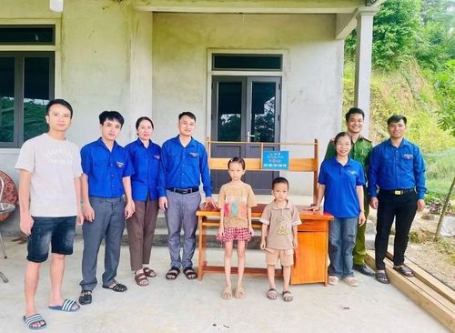 Đoàn xã Kim Hoa (Hà Tĩnh) trao tặng góc học tập cho học sinh khó khăn nhân dịp 1/6.
