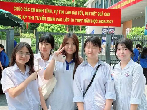 Các thí sinh dự thi tại điểm thi Trường THPT chuyên Chu Văn An, Hà Nội.