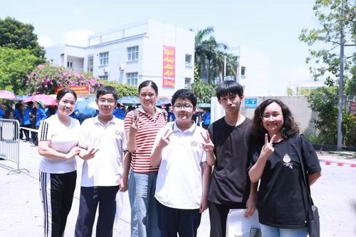 Các thí sinh luôn nhận được sự động viên tinh thần từ gia đình, cha mẹ trong suốt kỳ thi.