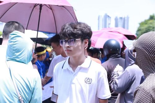 Thí sinh hoàn thành bài thi môn Toán chuyên Tin tại Trường THPT chuyên Nguyễn Huệ.
