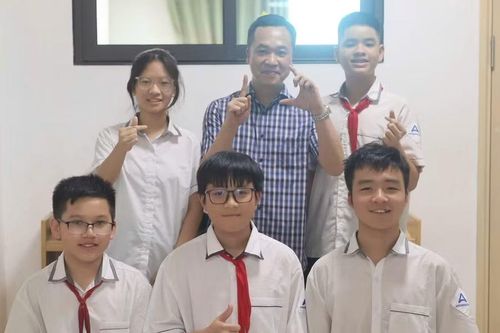 Thầy Nguyễn Thành Chương và các em học sinh.