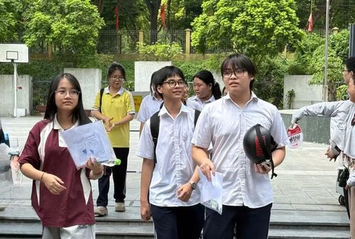 Thí sinh hoàn tất bài thi chuyên sáng 1/6 tại Trường THPT chuyên Chu Văn An.