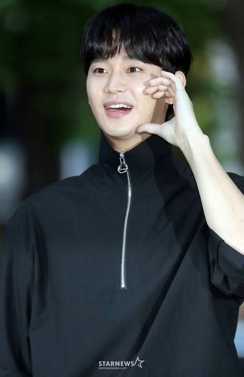 Kim Soo Hyun vướng phải bê bối đời tư.