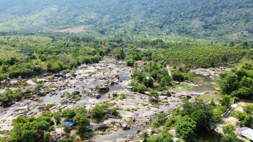 Một đoạn của Suối Thanh Niên, xã Krông Bông nhìn từ trên cao. (Ảnh: TH)