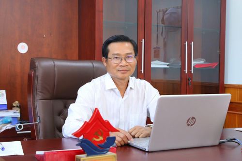 Ông Nguyễn Ngọc Pháp – Chủ tịch UBND xã Krông Bông trao đổi với Báo Giáo dục và Thời đại về tiềm năng phát triển du lịch tại Suối Thanh Niên. (Ảnh: TH)