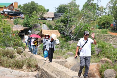Mang trong mình vẻ đẹp hoang sơ, Suối Thanh Niên luôn "hút" du khách đến trải nghiệm, tắm mát những ngày hè. (Ảnh: TH)
