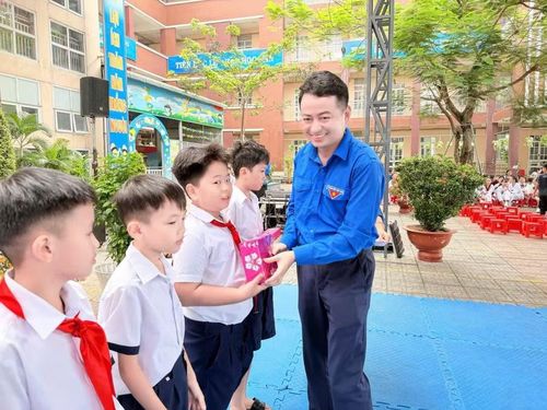 Anh Lê Tuấn Anh - Phó bí thư Thành đoàn, Chủ tịch Hội Liên hiệp thanh niên Việt Nam TPHCM trao quà cho học sinh.