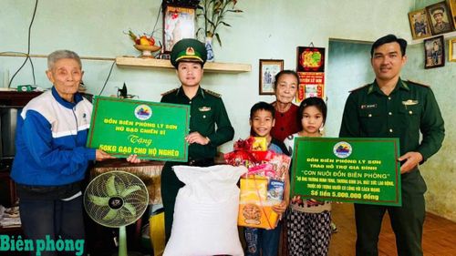Cán bộ Đồn Biên phòng Lý Sơn, Bộ đội Biên phòng tỉnh Quảng Ngãi hỗ trợ, chăm lo cho “con nuôi đồn Biên phòng” của đơn vị. Ảnh: Tuấn Anh