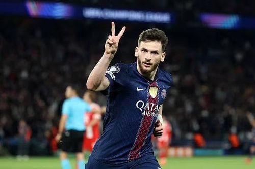 Kvaratskhelia hay nhất Champions League, th&aacute;ch thức danh hiệu Quả b&oacute;ng V&agrave;ng  - B&aacute;o Tiền Phong
