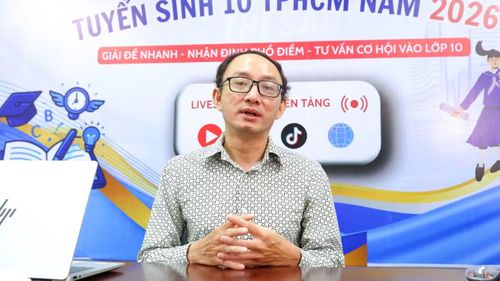 Thầy Phạm Công Nhật chia sẻ tại trường quay của báo Tiền Phong.
