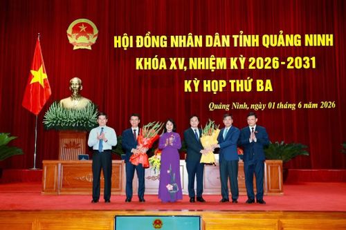 Lãnh đạo Thường trực Tỉnh ủy và Thường trực HĐND tỉnh tặng hoa chúc mừng ông Nguyễn Hồng Dương, Ủy viên BTV Tỉnh ủy, Phó Chủ tịch HĐND tỉnh và ông Bùi Mạnh Hùng, Giám đốc Sở Y tế.