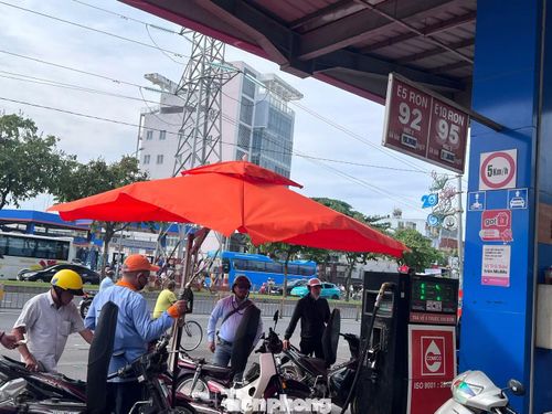 Khách nhộn nhịp chờ đổ xăng E10