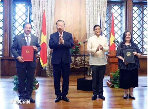 Hai nhà lãnh đạo chứng kiến lễ ký thỏa thuận hợp tác Việt Nam - Philippines. Ảnh: TTXVN.