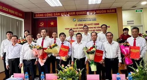 Ông Nguyễn Toàn Thắng, Giám đốc Sở Nông nghiệp và Môi trường TPHCM trao quyết định cho lãnh đạo Ban Bồi thường giải phóng mặt bằng TPHCM.