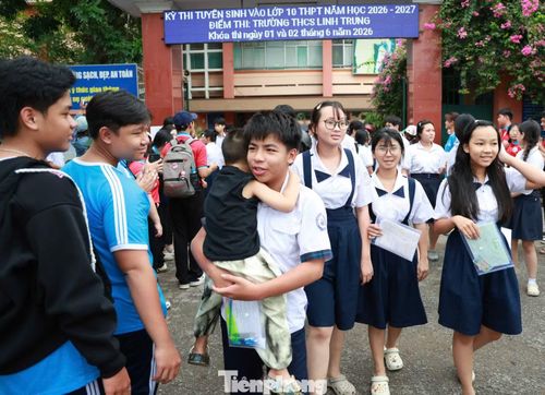 Một sĩ tử được gia đình đón ngay tại cổng trường.