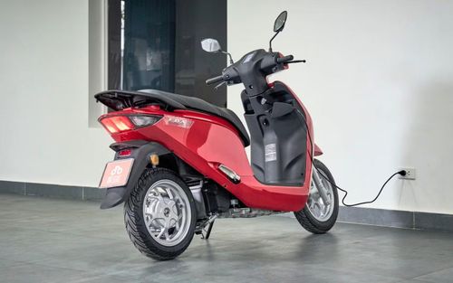Người dùng có thể sạc xe ở mọi ổ điện 220V thông dụng (Ảnh: Chí Tâm)