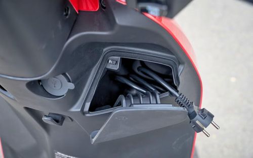 Phần dây sạc được tích hợp và để gọn trong hộp đồ bên tay phải người lái