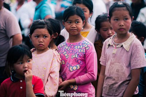 Đi khắp Vân Hồ, không chỉ thấy được vẻ đẹp của núi rừng hùng vĩ, trải nghiệm những phiên chợ của người dân tộc mà còn bắt gặp những ánh mắt trong sáng, nét đẹp thơ ngây của những em nhỏ vùng cao xúng xính trong những trang phục truyền thống.