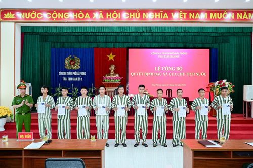 Trao Giấy chứng nhận đặc xá cho các phạm nhân