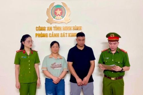Hai bị can Dương Mạnh Hiển và Phạm Thị Thu tại cơ quan Công an. (Ảnh: Công an Ninh Bình)
