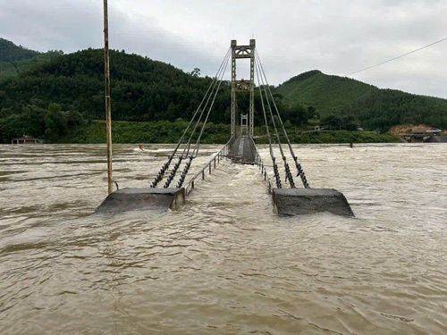 Cầu treo vào bản Mạ (Thường Xuân) bị ngập do lũ