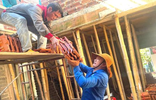Dù thời tiết nắng nóng gay gắt, nhiều lực lượng vẫn chung tay góp sức giúp các hộ gia đình khó khăn sớm hoàn thiện nhà ở.